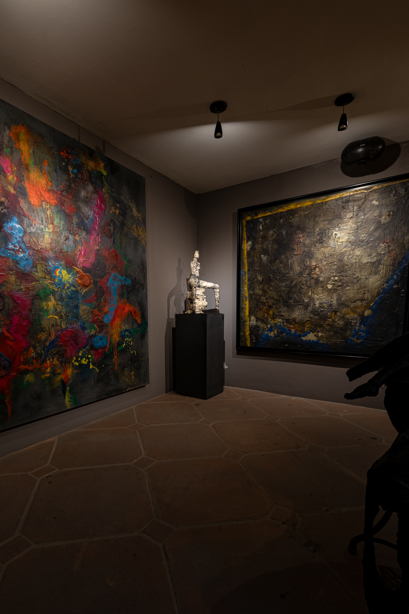 Sala de arte con pintura y escultura