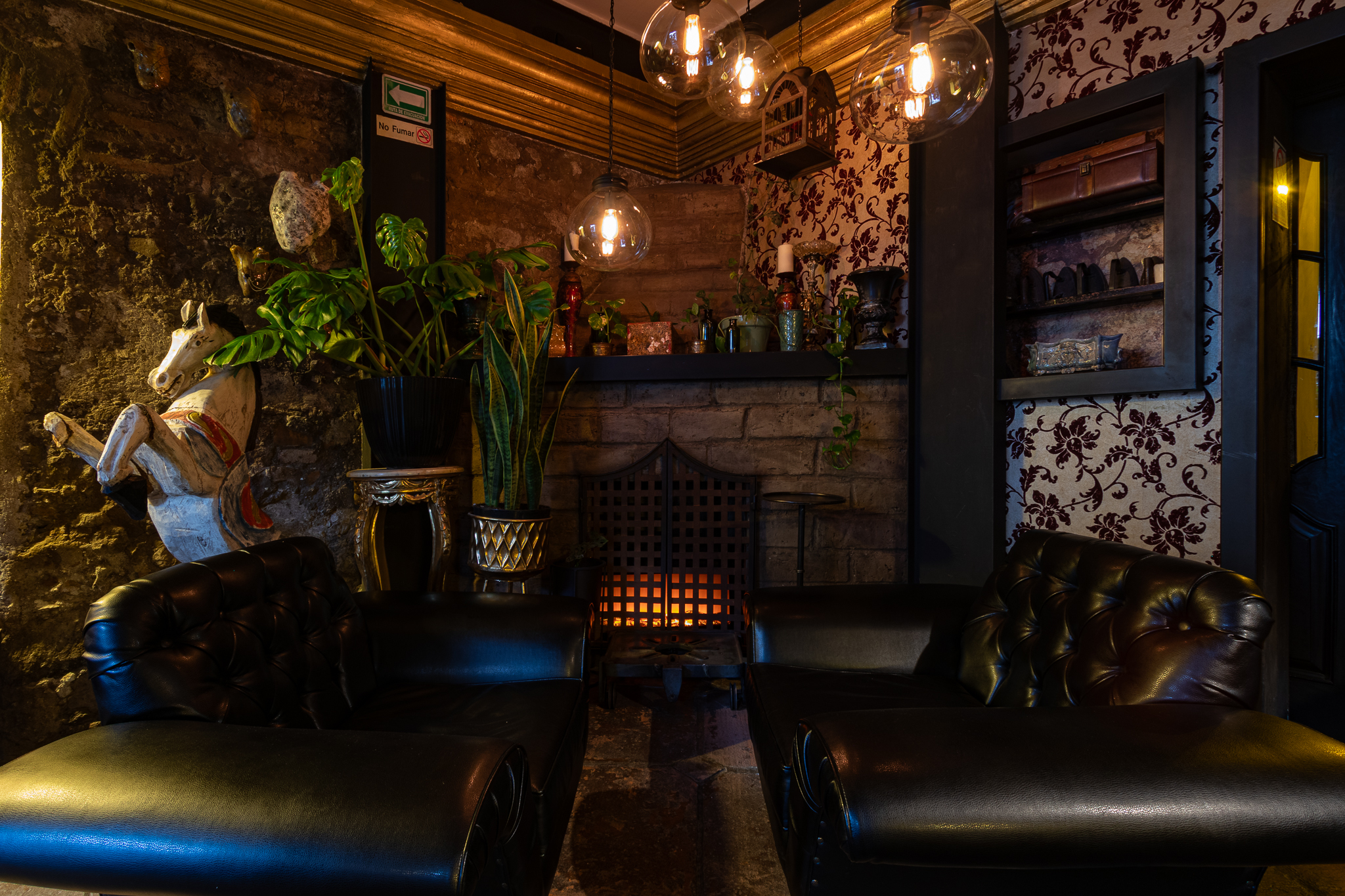 Sala lounge con sillones chesterfield