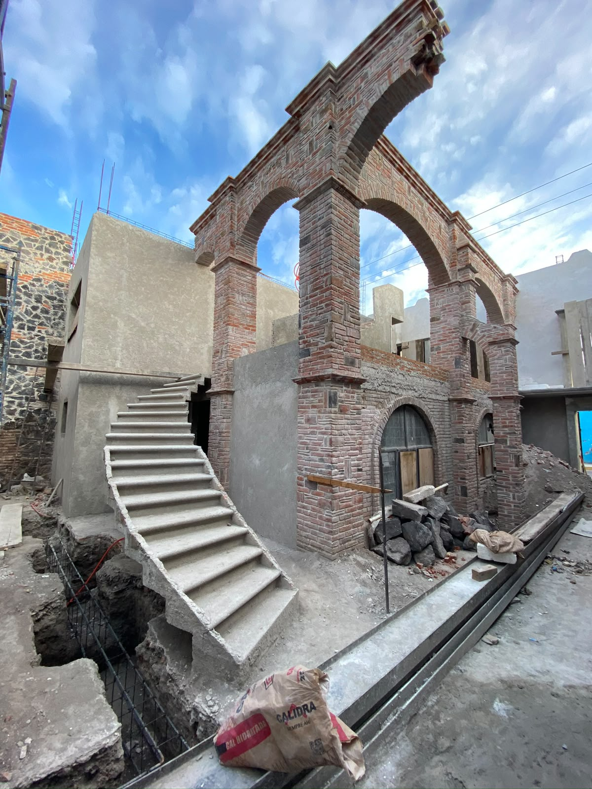 Arcos de ladrillo y escalera de concreto en obra