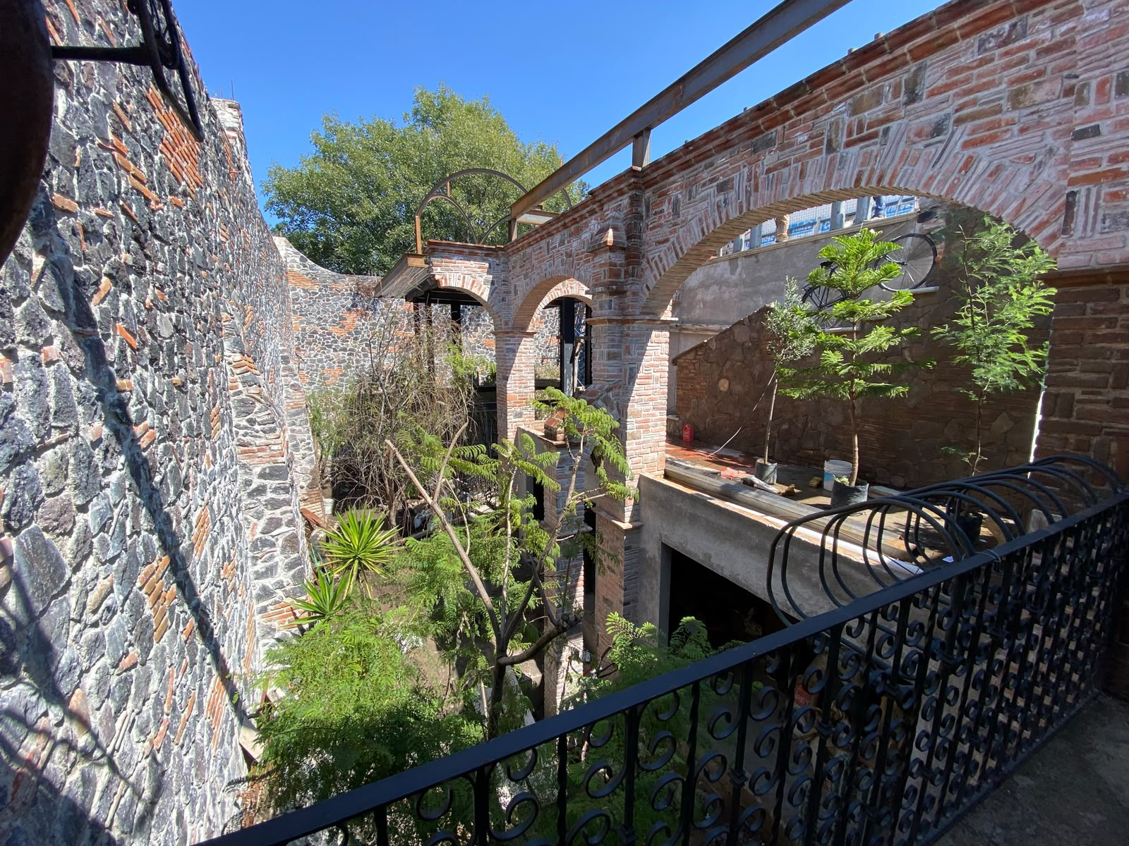 Patio con arcos de ladrillo en construcción