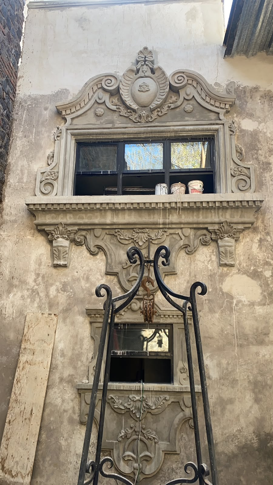 Detalle de cantera labrada sobre ventana