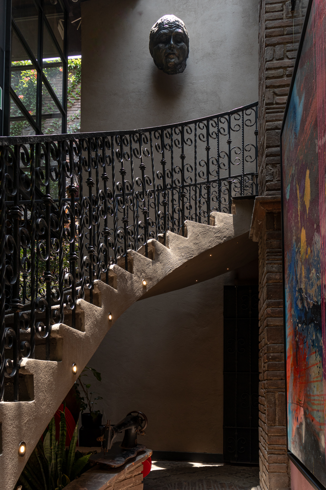 Escalera de caracol con escultura de rostro